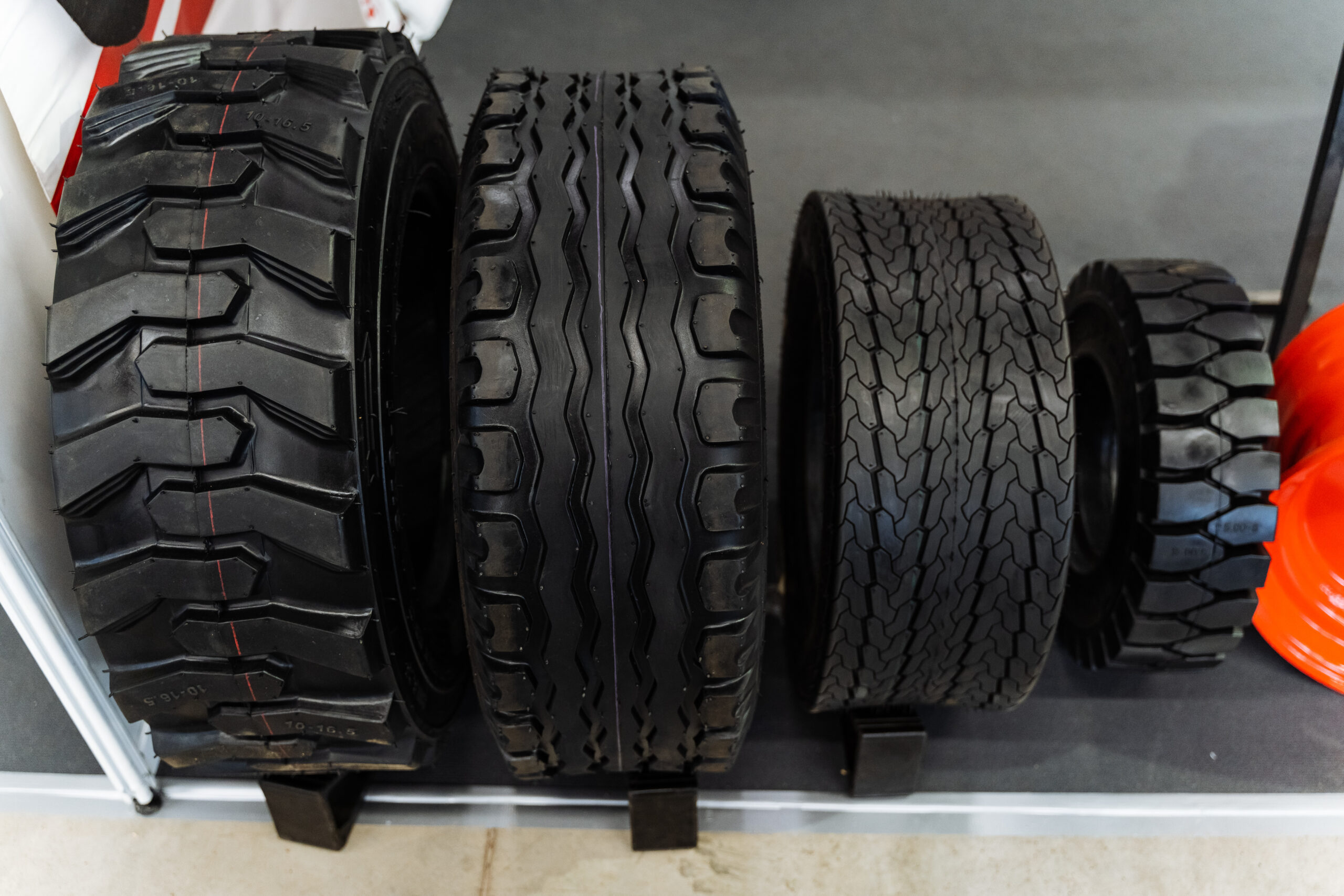 Έως 65% επιδότηση: Χονδρικό εμπόριο αγροτικών επισώτρων, άλλων καινούργιων επισώτρων (ελαστικών οχημάτων) με πεπιεσμένο αέρα για αυτοκίνητα, από καουτσούκ